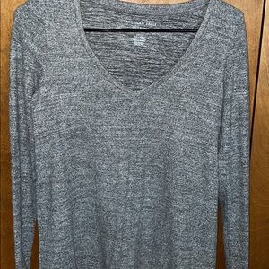 American Eagle Gray V Neck. Small.